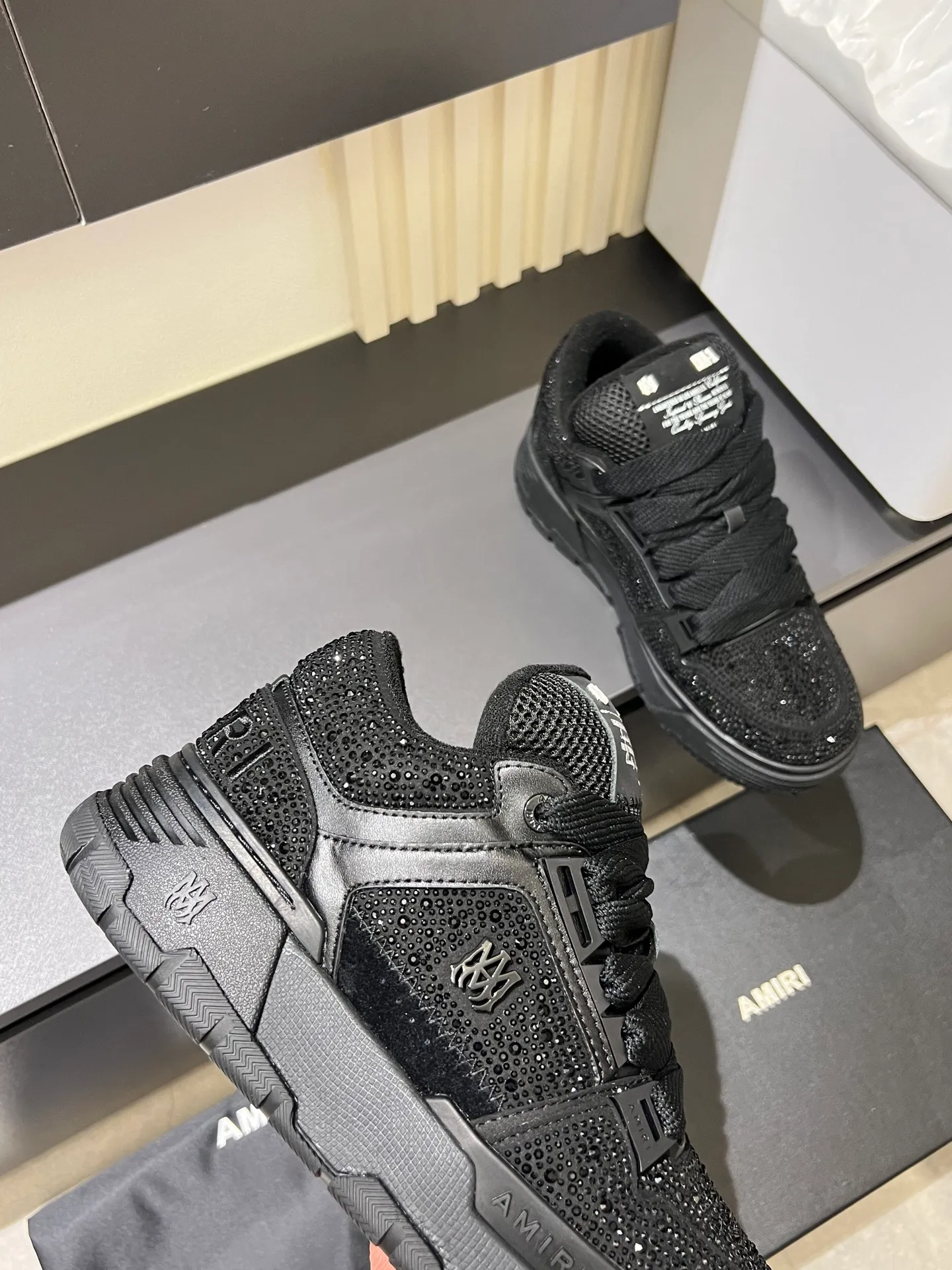 Men's men's shoes 💰p720 [AMIRI] 2025 spring and summer series new sneakers, new 🆕 bread shoes, bread shoes have a very special big tongue design, thickened outsole, rounded toe, oversized rubber sole and perforated star details, whoever wears them will look better! The appearance is responsible, the feet are retro and handsome! Size: 38-45